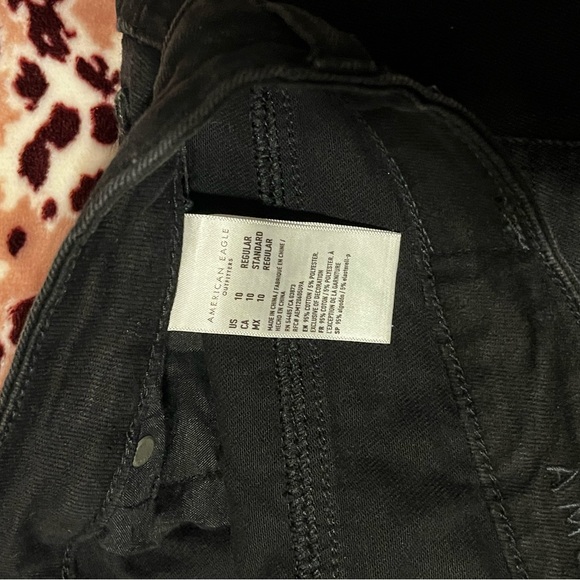 American Eagle Outfitters Black Ripped mom Jeans - Picture 3 of 3